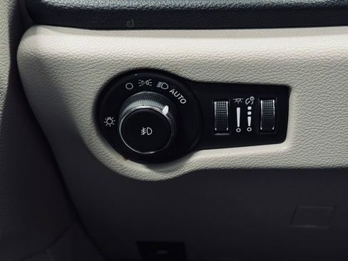 Certified 2023 Chrysler Pacifica Limited FWD image 38