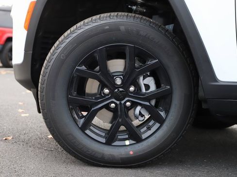 New 2025 Jeep Grand Cherokee Altitude image 2