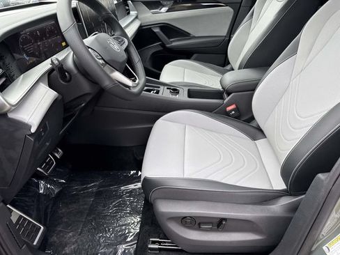 New 2026 Volkswagen Tiguan SE R-Line FWD image 15