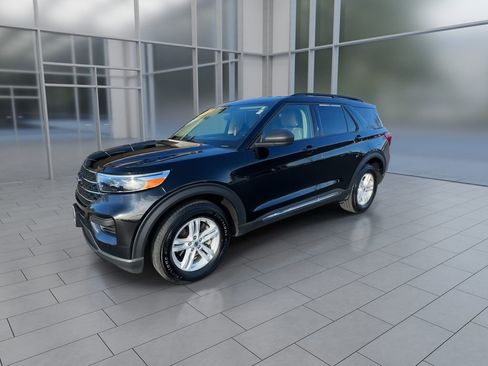 Used 2023 Ford Explorer XLT image 4