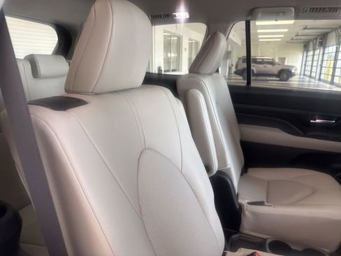 Used 2024 Toyota Grand Highlander XLE FWD image 15