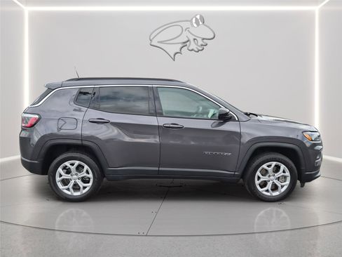 Used 2024 Jeep Compass Latitude w/ Sun and Sound Group AWD/4WD image 6