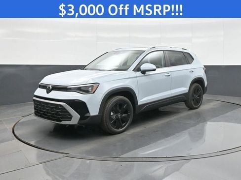 New 2026 Volkswagen Taos SE image 3