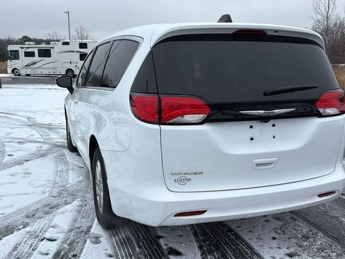 Used 2023 Chrysler Voyager LX image 8