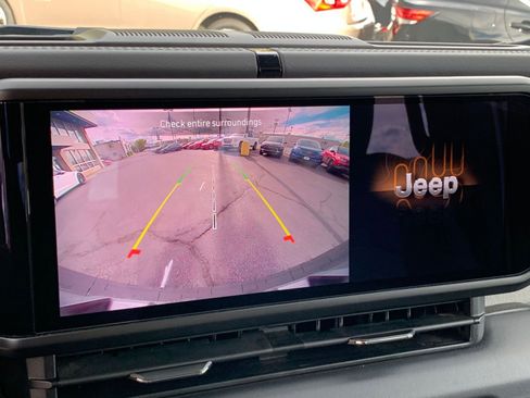 Used 2025 Jeep Wrangler Sahara image 17