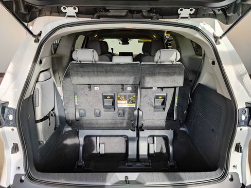 Used 2021 Toyota Sienna LE image 15