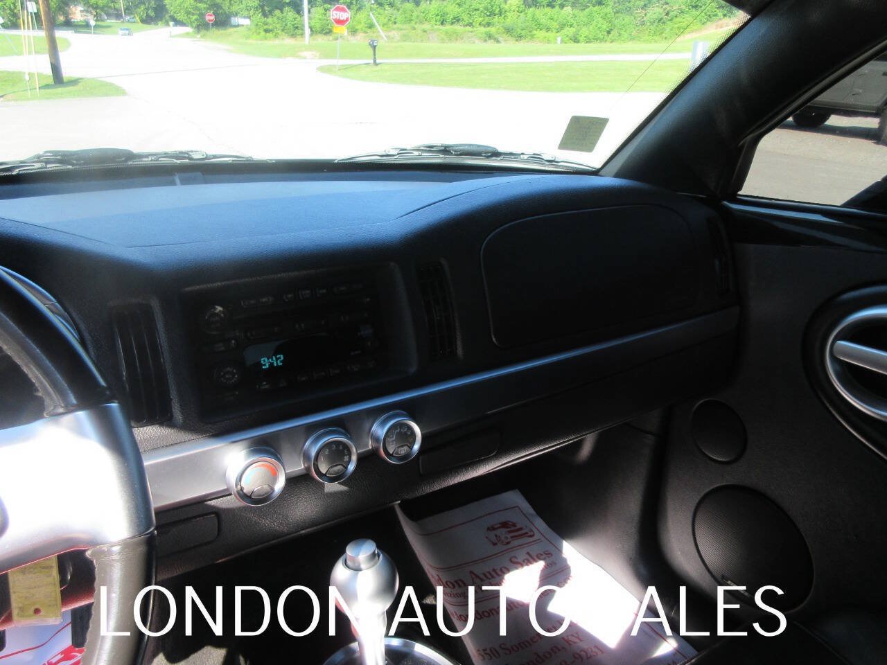 Used 2004 Chevrolet SSR w/ Preferred Equipment Group RWD image 12
