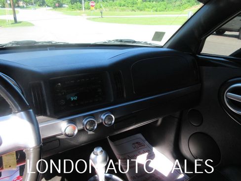 Used 2004 Chevrolet SSR w/ Preferred Equipment Group RWD image 12