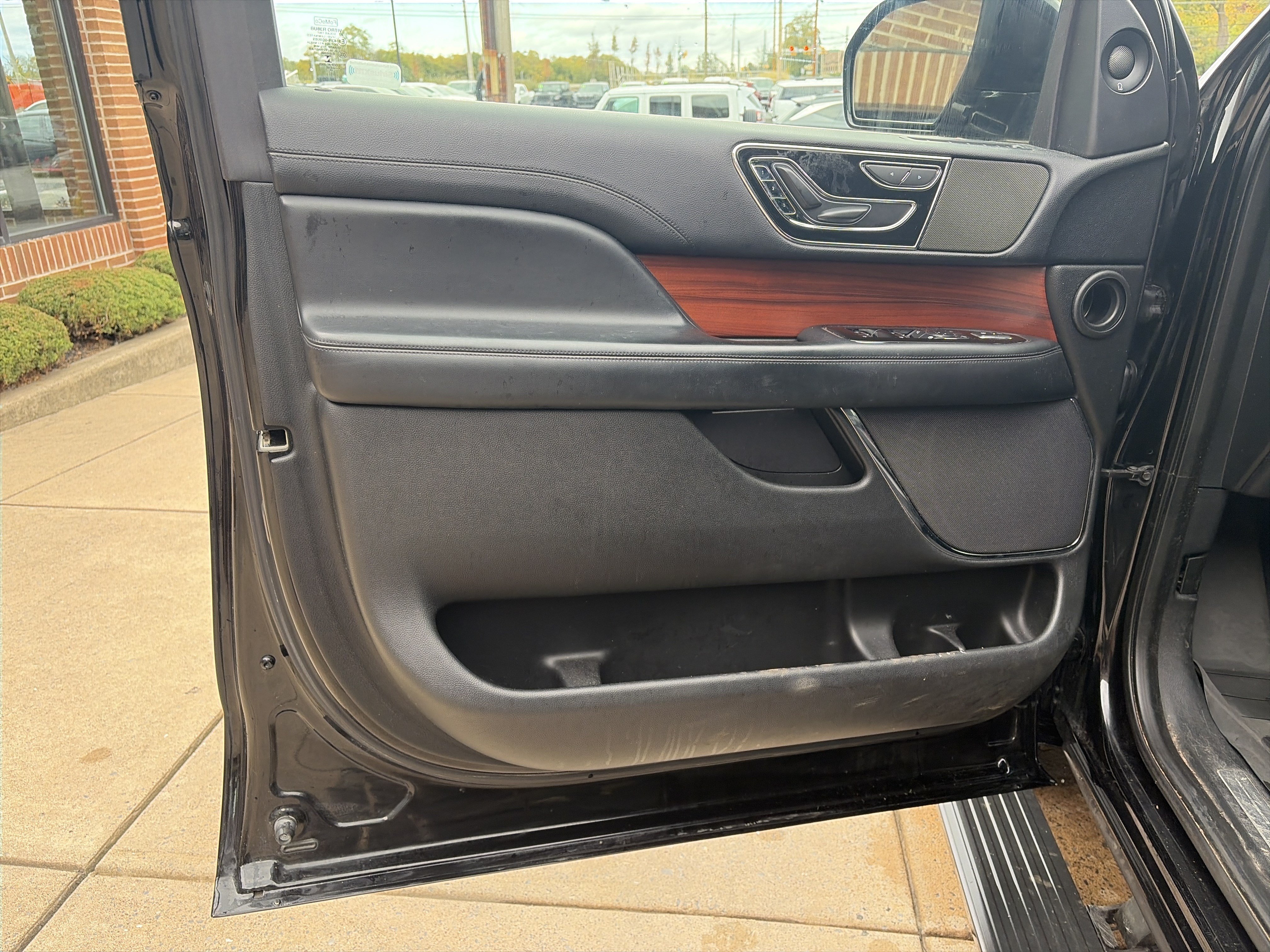 Used 2018 Lincoln Navigator Select AWD/4WD image 16