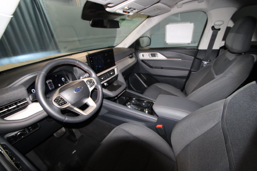 Used 2025 Ford Explorer Active AWD/4WD image 2