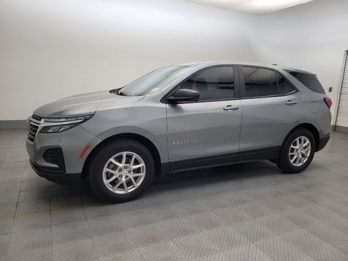 Used 2023 Chevrolet Equinox LS w/ LS Convenience Package FWD image 2