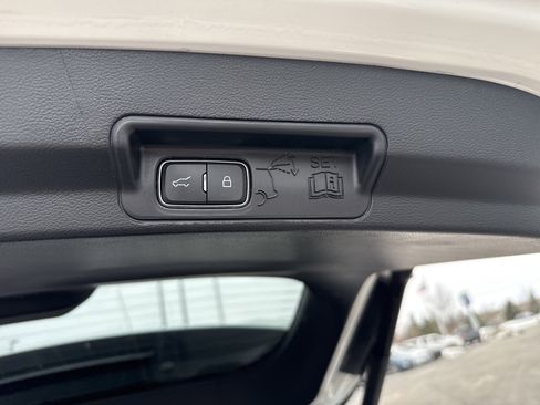 Used 2022 Ford Explorer XLT w/ Equipment Group 202A image 8