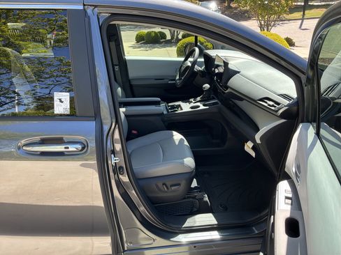 Used 2025 Toyota Sienna XLE w/ XLE Plus Package image 31