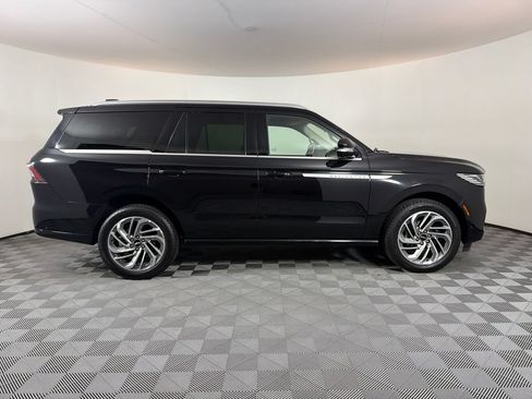 Used 2025 Lincoln Navigator Reserve AWD/4WD image 2