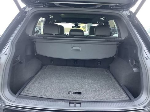 Used 2022 Volkswagen Tiguan SE R-Line image 9