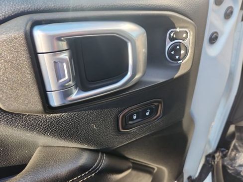 Used 2018 Jeep Wrangler Unlimited Sahara image 11