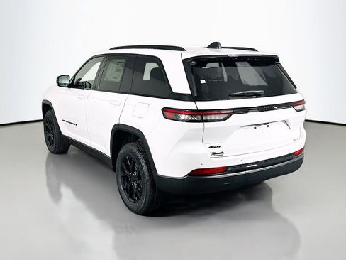 New 2025 Jeep Grand Cherokee Altitude image 5