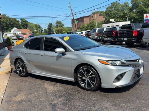Used 2019 Toyota Camry SE FWD image 4