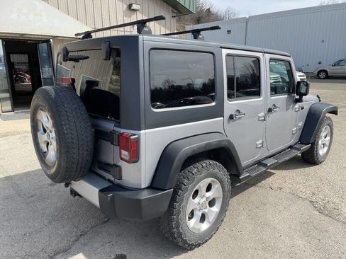 Used 2013 Jeep Wrangler Unlimited Sahara AWD/4WD image 8