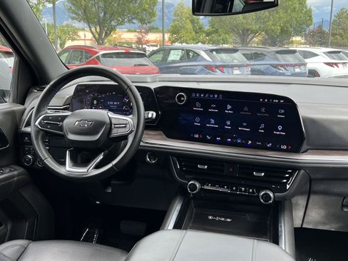 Used 2025 Chevrolet Suburban Z71 AWD/4WD image 23