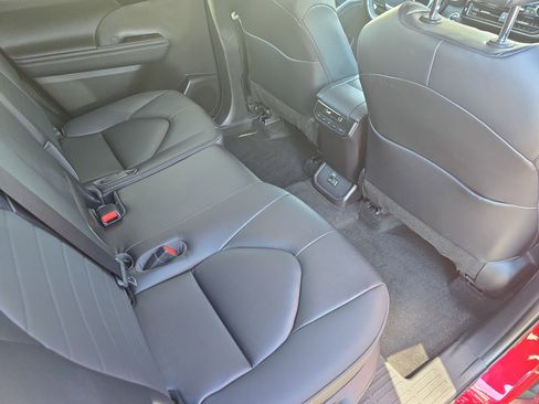 Used 2023 Toyota Highlander XLE image 11