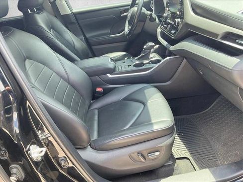 Used 2020 Toyota Highlander XLE FWD image 18