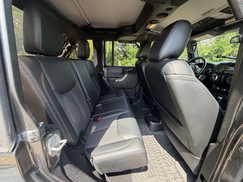 Used 2016 Jeep Wrangler Unlimited Sahara AWD/4WD image 15