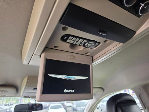 Used 2015 Chrysler Town & Country Touring FWD image 12