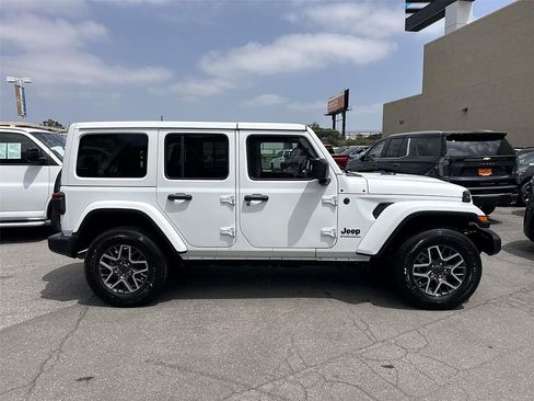Used 2025 Jeep Wrangler Unlimited Sahara AWD/4WD image 2