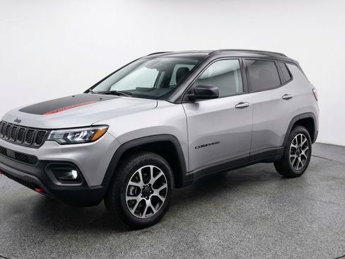 Used 2025 Jeep Compass Trailhawk image 3