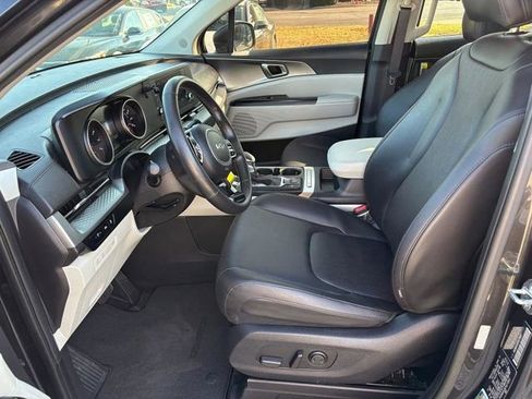 Used 2023 Kia Carnival LX image 11