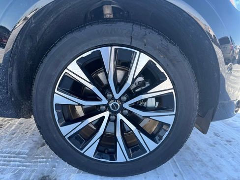Used 2025 Volvo XC60 B5 Plus image 17
