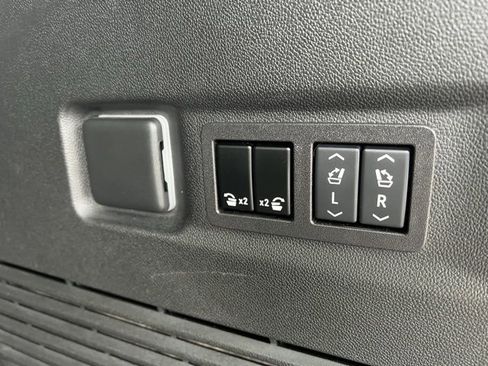 Used 2024 Chevrolet Suburban High Country image 36