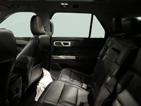Used 2023 Ford Explorer XLT image 17