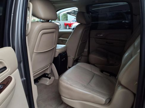 Used 2013 Cadillac Escalade ESV Luxury AWD/4WD image 16