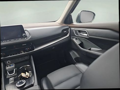 Used 2021 Nissan Rogue SV image 16