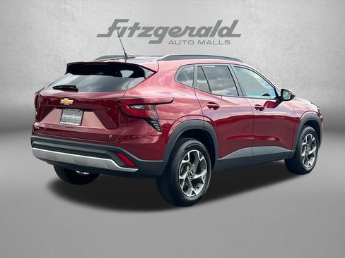 Used 2025 Chevrolet Trax LT w/ LT Convenience Package FWD image 8