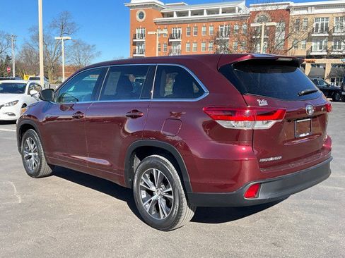 Used 2018 Toyota Highlander LE image 2