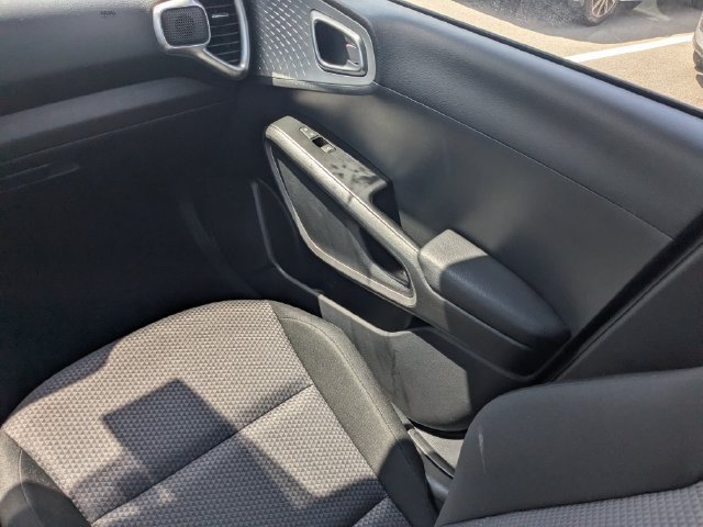 Used 2025 Kia Soul LX w/ LX Technology Package FWD image 16