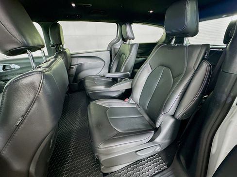 Used 2022 Chrysler Pacifica Touring-L w/ S Appearance Package image 27