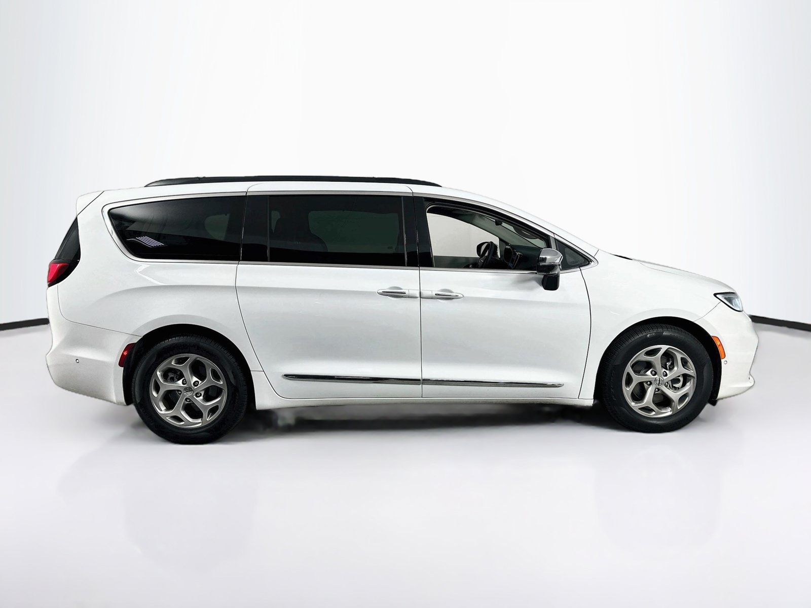 Used 2023 Chrysler Pacifica Limited w/ Uconnect Theater Family Group FWD image 4