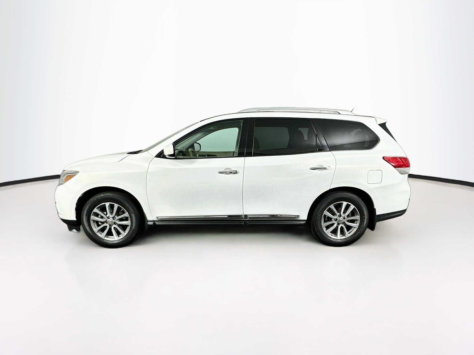 Used 2014 Nissan Pathfinder SL w/ SL Premium Package FWD image 4