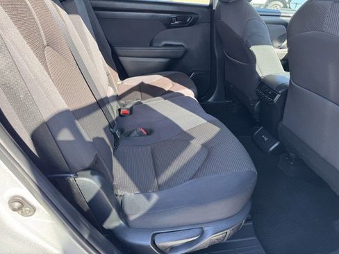 Used 2024 Toyota Highlander LE image 9