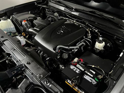 Used 2019 Toyota Tacoma SR5 RWD image 11