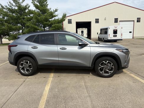Used 2025 Chevrolet Trax LT FWD image 24