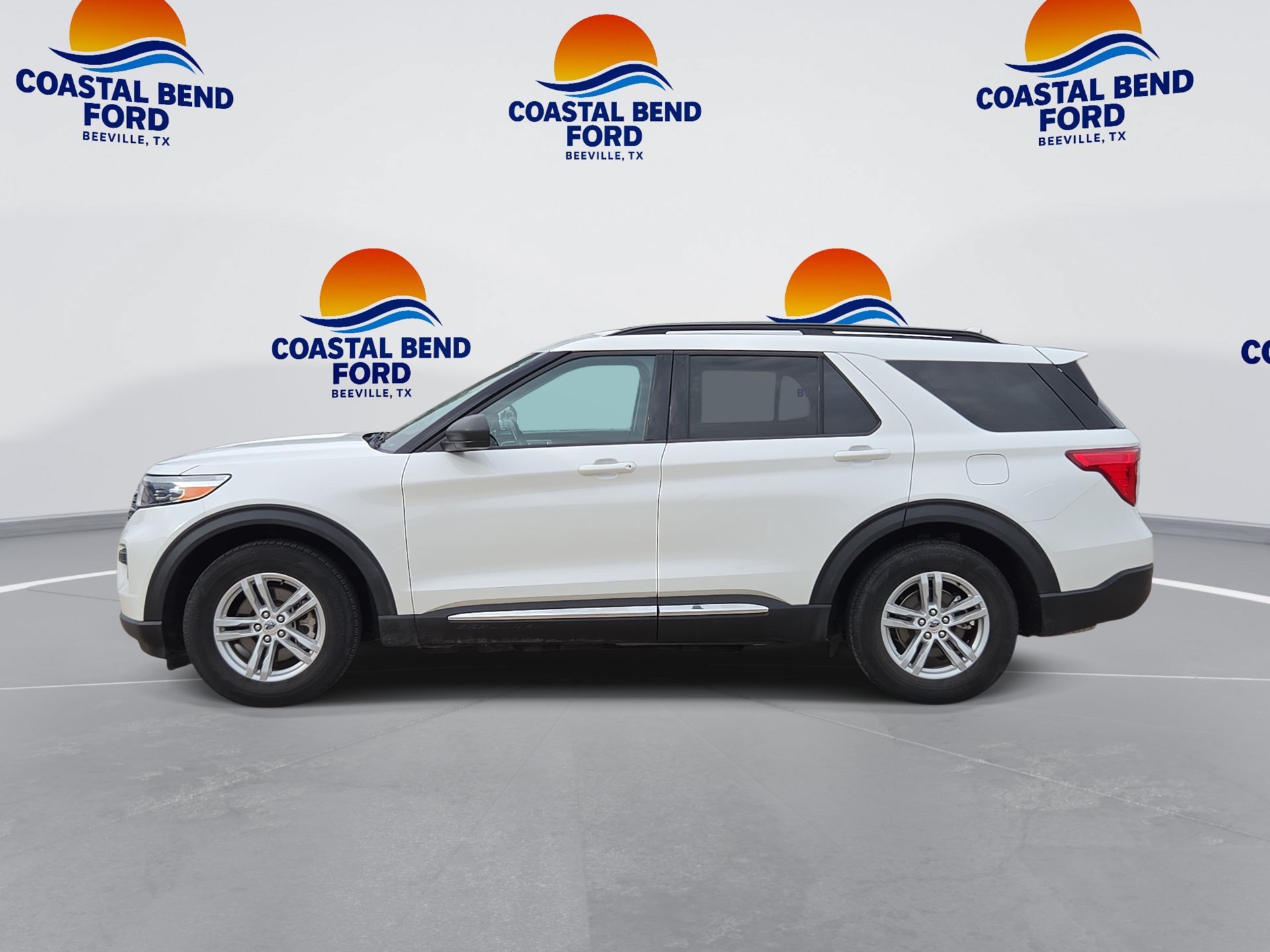 Used 2024 Ford Explorer XLT RWD image 1
