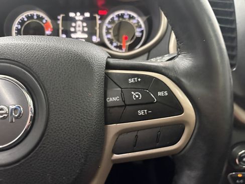 Used 2017 Jeep Cherokee Latitude w/ Cold Weather Group AWD/4WD image 32