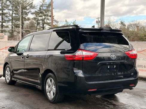 Used 2018 Toyota Sienna LE image 9