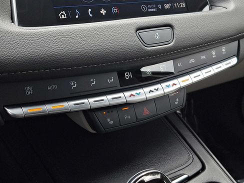 Used 2023 Cadillac XT4 Luxury w/ Cold Weather Package FWD image 18