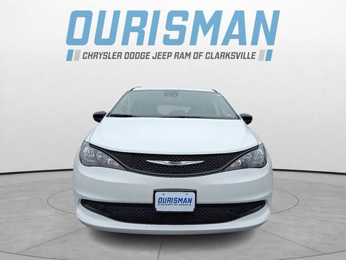 Used 2023 Chrysler Voyager LX image 2